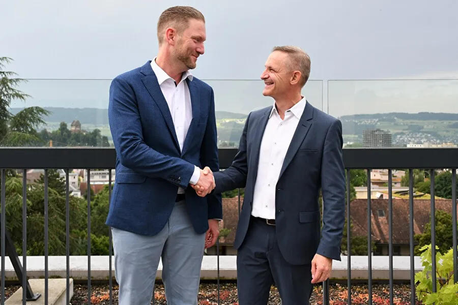 Zwei Männer geben sich die Hände.